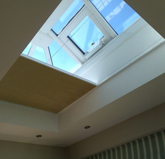 Eco Friendly Solar Power Skylight Window Honeycomb Blinds Roof Roller Blinds